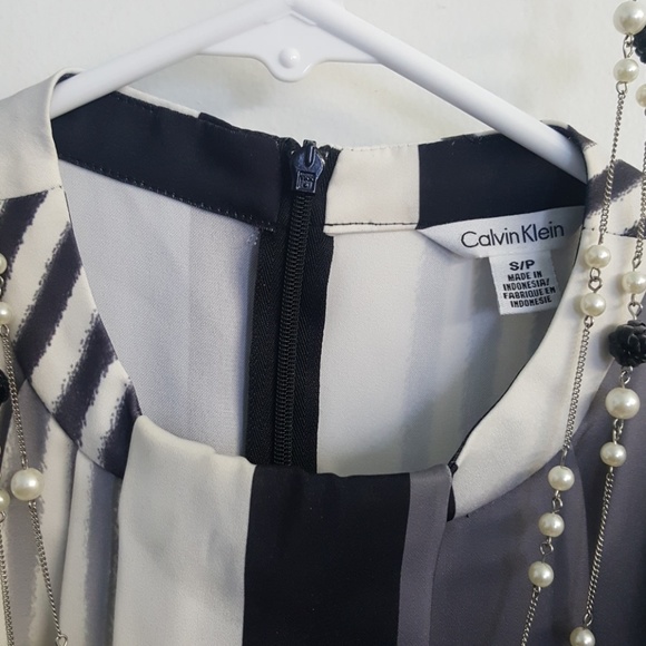 Calvin Klein sleeveless top/blouse - Picture 2 of 3